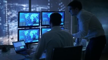Gece geç saatlerde ofis bina güvenlik servis adamları var tartışma dikkatle gözlemleyerek monitörlerle konumu hassas bilgi gösterildiği onlara süre. 