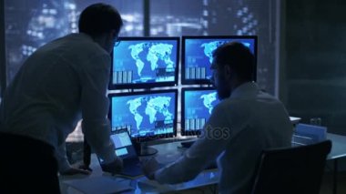 Gece geç saatlerde ofis bina güvenlik servis adamları var tartışma dikkatle gözlemleyerek monitörlerle konumu hassas bilgi gösterildiği onlara süre. 