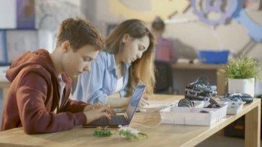 Proje teknik kısmı çocuk programları ve kız yazar kendi bilim / robot / mühendislik kağıt okulda sınıf.