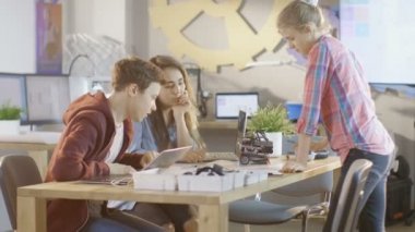 Çocuk ve iki kız bir okul bilim sınıf proje üzerinde çalışıyor. Onlar çizmek, kullanım Laptop ve kurmak Robotik.