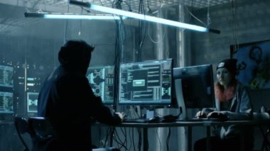 Genç hacker grubunuz hükümet sunucularında başarılı saldırı. Onların Den monitörler, karanlık atmosfer vardır.