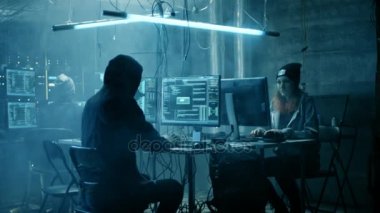 Genç hacker grubunuz hükümet sunucularında başarılı saldırı. Onların Den monitörler, karanlık atmosfer vardır.