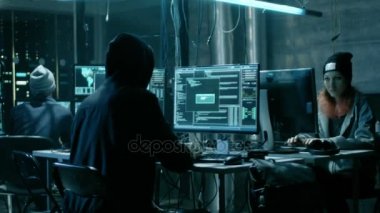 Takım uluslararası aranan genç hacker kurumsal sunuculara gelişmiş Ransomware saldırı getir. Karanlık ve ileri teknolojiye sahip bir yerdir.