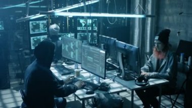 Takım uluslararası aranan genç hacker kurumsal sunucular üzerinde gelişmiş virüs saldırısı düzenlemek. Karanlık bir yerdir ve sahip birden fazla görüntüler.