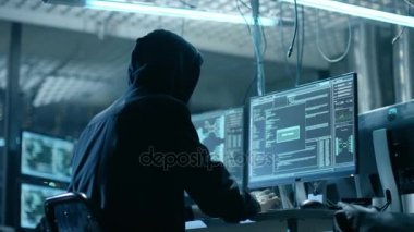 Kukuletalı Hacker kurumsal veri sunucularından yeraltı saklandığı böler. Her yerde karanlık atmosfer, birden çok ekran, kablolar yer vardır.