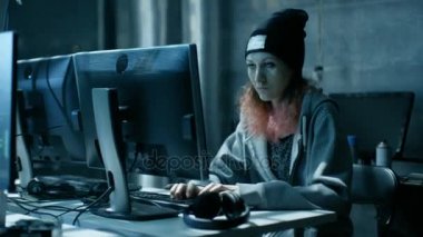 Toplum kurallarına uymayan genç Hacker kız ekibi ile kurumsal sunuculara virüs ile saldırır. Odam karanlık, Neon ve birçok görüntüler vardır ve kabloları.