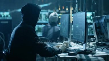 Kukuletalı Hacker kurumsal veri sunucularından yeraltı saklandığı böler. Her yerde karanlık atmosfer, birden çok ekran, kablolar yer vardır.