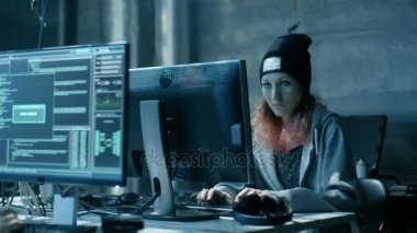 Toplum kurallarına uymayan genç Hacker kız kurumsal sunuculara virüs ile saldırır. Odam karanlık, Neon ve birçok görüntüler vardır ve kabloları.