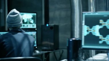 Hacker grubu kurumsal sunuculara som veri ihlali saldırı düzenlemek. Onlar da yeraltı gizli yerde görüntüler ve kabloları ile çevrili.