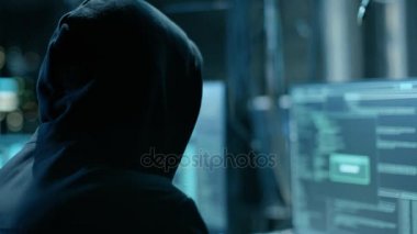 Maskeli Hacktivist düzenler malware küresel ölçekte saldırı. Onlar da yeraltı gizli yerde görüntüler ve kabloları ile çevrili.