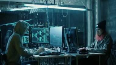 Takım uluslararası aranan erkek ve kız hackerlar kurumsal sunucular üzerinde gelişmiş virüs saldırısı düzenlemek. Karanlık bir yerdir ve sahip birden fazla görüntüler.
