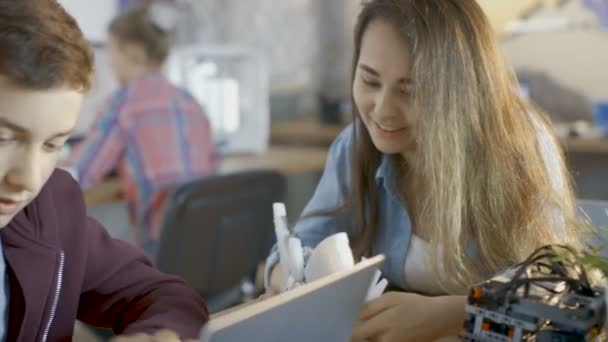 Programa de Garota e Garoto Robô Totalmente Funcional com Laptop Para Sua Ciência / Robótica / Engenharia Classe na Escola . — Vídeo de Stock