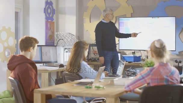 In een Science klasse leraar Explains computerprogrammering toont op interactieve Whiteboard. — Stockvideo