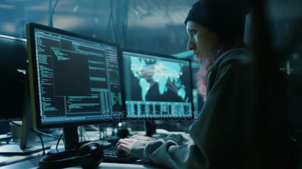 Nonkonformistisches Teenager-Hackermädchen organisiert Malware-Angriffe auf globaler Ebene. sie befinden sich an einem geheimen unterirdischen Ort, umgeben von Displays und Kabeln. — Stockvideo