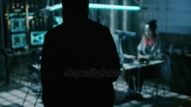 Kukuletalı Hacker Hacker's Lair onun masasında yerini alır. Neon, karanlık ve birçok görüntüler vardır yerdir,