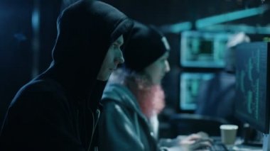 Takım uluslararası aranan erkek ve kız hackerlar kurumsal sunucular üzerinde gelişmiş virüs saldırısı düzenlemek. Karanlık bir yerdir ve sahip birden fazla görüntüler.