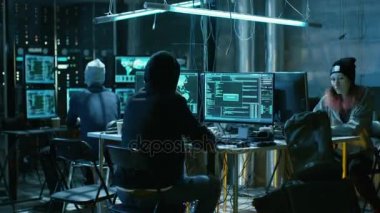 Uluslararası aranan hacker çalışma grubu üzerinden gelen onlar zavallı saklanma yeri. Birçok görüntüler ve kablolar, karanlık Neon yere sahiptir.