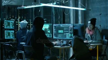 Genç hacker grubu kurumsal veri sunucuları saldırı düzenlemek. Onların ini karanlık Neon ışıkları ve tam bir işletim görüntüler ile mi.