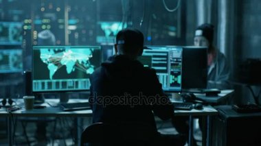 Takım uluslararası aranan hacker Teem kurumsal sunucular üzerinde gelişmiş virüs saldırısı düzenlemek. Karanlık bir yerdir ve sahip birden fazla görüntüler.