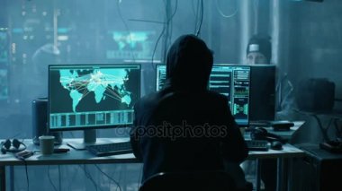 Takım uluslararası aranan hacker Teem kurumsal sunucular üzerinde gelişmiş virüs saldırısı düzenlemek. Karanlık bir yerdir ve sahip birden fazla görüntüler.