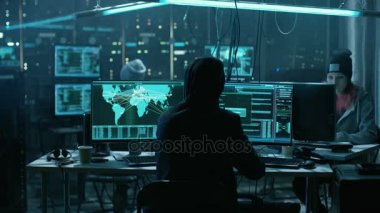 Takım genç hacker saldırı Global altyapı sunucuları. Sahne-in ilerleme içinde kesmek gösterilen ekran: yürütme ve erişim izni güvenlik açığından yararlanılan. 