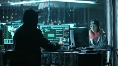 Genç hacker takımının başarılı bir şekilde küresel altyapı sunucuları, saldırı onlar çak bir beşlik. Sahne-in ilerleme içinde kesmek gösterilen ekran: yürütme ve erişim izni güvenlik açığından yararlanılan. 