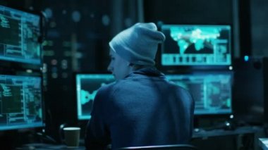 Kamera hızlı bir şekilde genç hacker grubu üyesine üyeden taşır. Düzenle veri sunucuları'daki karanlık saklandıkları saldırdılar. 