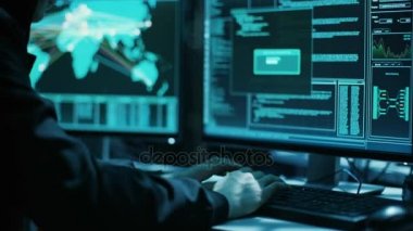 Kapüşonlu genç Hacker başarıyla Malware ile küresel altyapı sunucuları saldırır. Sahne-in ilerleme içinde kesmek gösterilen ekran: yürütme ve erişim izni güvenlik açığından yararlanılan. 
