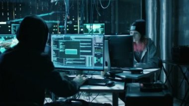 Takım uluslararası aranan hacker Teem kurumsal sunucular üzerinde gelişmiş virüs saldırısı düzenlemek. Karanlık bir yerdir ve sahip birden fazla görüntüler.