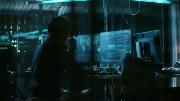 Equipo de Hackers Internacionalmente Buscados Infecta Servidores e Infraestructura con Malware. Su escondite es oscuro, con luz de neón y múltiples pantallas . — Vídeo de stock