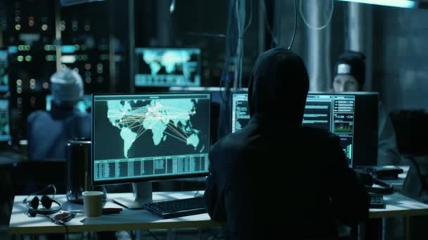 Tim Pelayan Infeksi dan Infrastruktur Remaja yang Dicari Internasional dengan Malware. Hideout mereka adalah Dark, Neon Lit dan Has Multiple display . — Stok Video