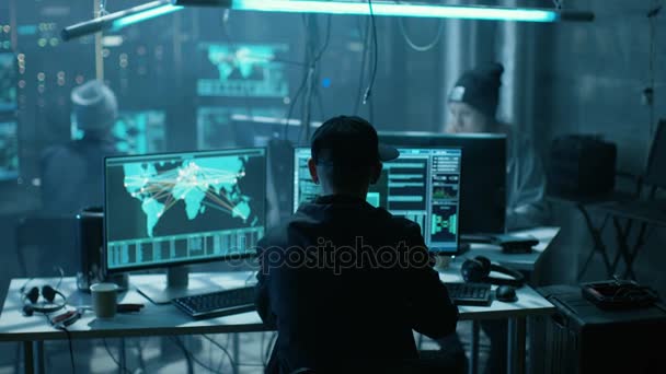 Team of Internationally Wanted Teenage Hackers Infect Servers and Infrastructure with Virus. Leur cachette est sombre, néon et a plusieurs affichages .