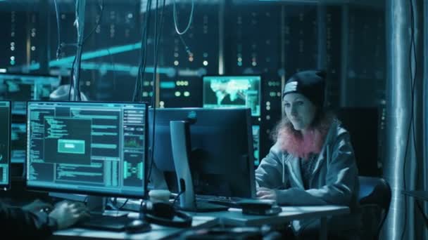 10 대 해커의 팀은 성공적으로 글로벌 인프라 서버, 공격 그들은 하이 파이브. 진행 중인 해킹의 단계를 보여주는 디스플레이: 보안 문제, 실행 하 고 액세스 권한을 부여를 이용. — 비디오