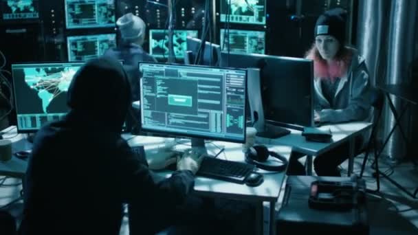 Team international gesuchter Hacker organisiert fortgeschrittene Malware-Angriffe auf Unternehmensserver. Ort ist dunkel und hat mehrere Displays. — Stockvideo