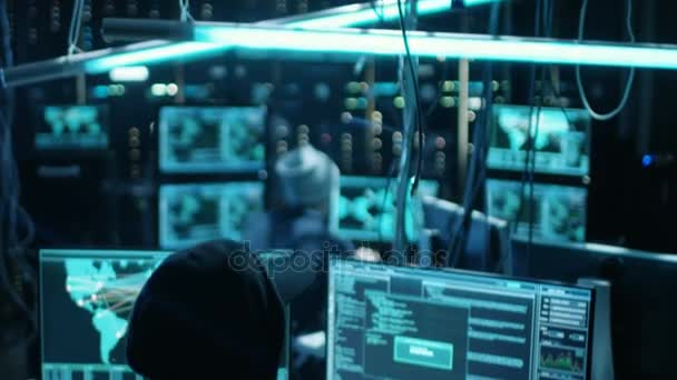 Equipo de hackers buscados internacionalmente Teem Organizar ataque de virus avanzado en servidores corporativos. El lugar es oscuro y tiene múltiples pantallas . — Vídeo de stock