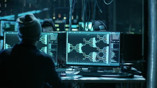 Tým mezinárodně hledaných hackerů hemžit organizovat pokročilý Malware útok na firemních serverech. Místo je tmavý a má více monitorů. — Stock video