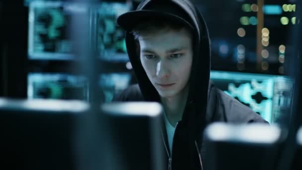 Hacker adolescent à capuchon attaque avec succès les serveurs d'infrastructure mondiale avec virus . 