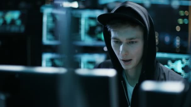 Hacker adolescent à capuchon attaque avec succès les serveurs d'infrastructure mondiale avec virus . 