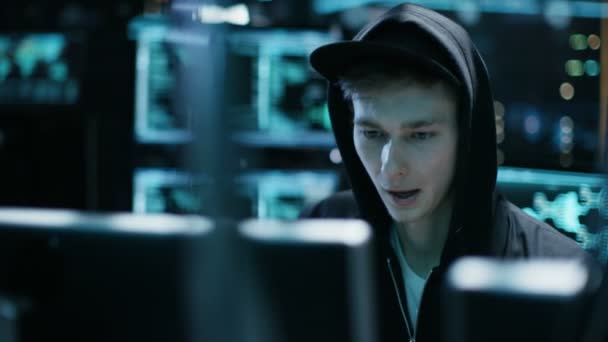 S kapucí dospívající Hacker úspěšně útočí globální infrastrukturu serverů s virem. — Stock video