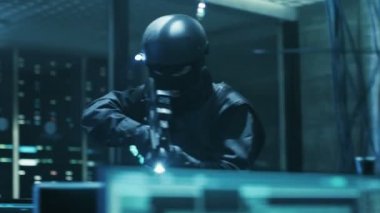 Özel Kuvvetler Silahlı asker Hacker'ın gizli saklanma girer, o çekim için hazır. O yer arar ve birden çok çalışma gördükleri görüntüler, kablolar.