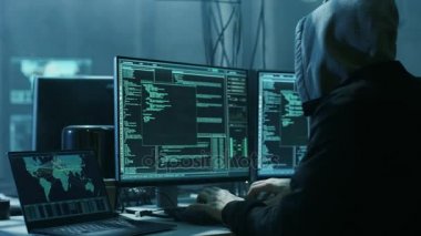 Tehlikeli kukuletalı Hacker hükümet veri sunucuları keser ve bir virüs ile onların sistemi bozar. Onun saklanma yerine karanlık atmosfer, birden çok ekran, kabloları her yerde vardır.