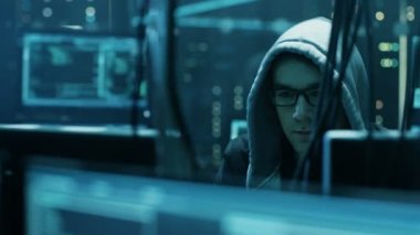Tehlikeli kukuletalı Hacker hükümet veri sunucuları keser ve bir virüs ile onların sistemi bozar. Onun saklanma yerine karanlık atmosfer, birden çok ekran, kabloları her yerde vardır.
