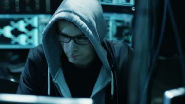 Tehlikeli kukuletalı Hacker hükümet veri sunucuları keser ve bir virüs ile onların sistemi bozar. Onun saklanma yerine karanlık atmosfer, birden çok ekran, kabloları her yerde vardır.
