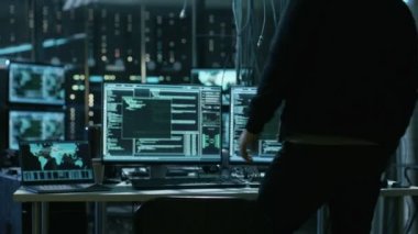 Tehlikeli kukuletalı Hacker hükümet veri sunucuları keser ve bir virüs ile onların sistemi bozar. Onun saklanma yerine karanlık atmosfer, birden çok ekran, kabloları her yerde vardır.