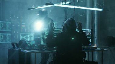 Tam teçhizatlı Cybersecurity Özel Kuvvetler asker son derece tehlikeli Hacker tutuklama. Saklanma karanlık ise Full, bilgisayar donanımları.
