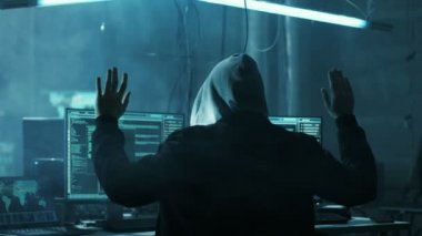 Tam teçhizatlı özel Cybersecurity asker tutuklamalar zorlar ve son derece tehlikeli Hacker kelepçe. Saklanma karanlık ise Full, bilgisayar donanımları.