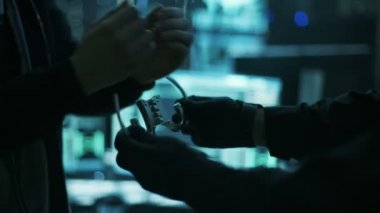 Gizli onun evinde Cybersecurity polis memuru tarafından kelepçeli Hacker Close-Up.