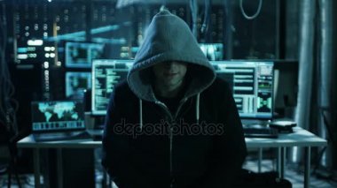 Tehlikeli uluslararası Hacker kameraya konuşuyor istedim. Onun ameliyathane birden fazla görüntüler ve kabloları ile arka planda.