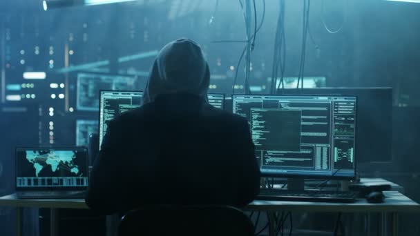 Dangerous Hooded Hacker se introduit dans les serveurs de données du gouvernement et infecte leur système avec un virus. Sa cachette a une atmosphère sombre, plusieurs écrans, des câbles partout . — Video