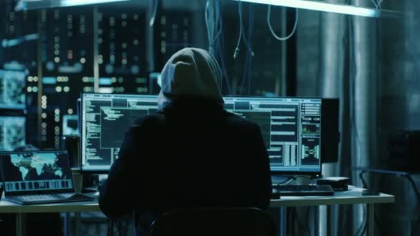 Voll bewaffnete Cyber-Spezialeinheiten nehmen hochgefährliche Hacker fest. Versteck ist dunkel und voller Computergeräte. — Stockvideo